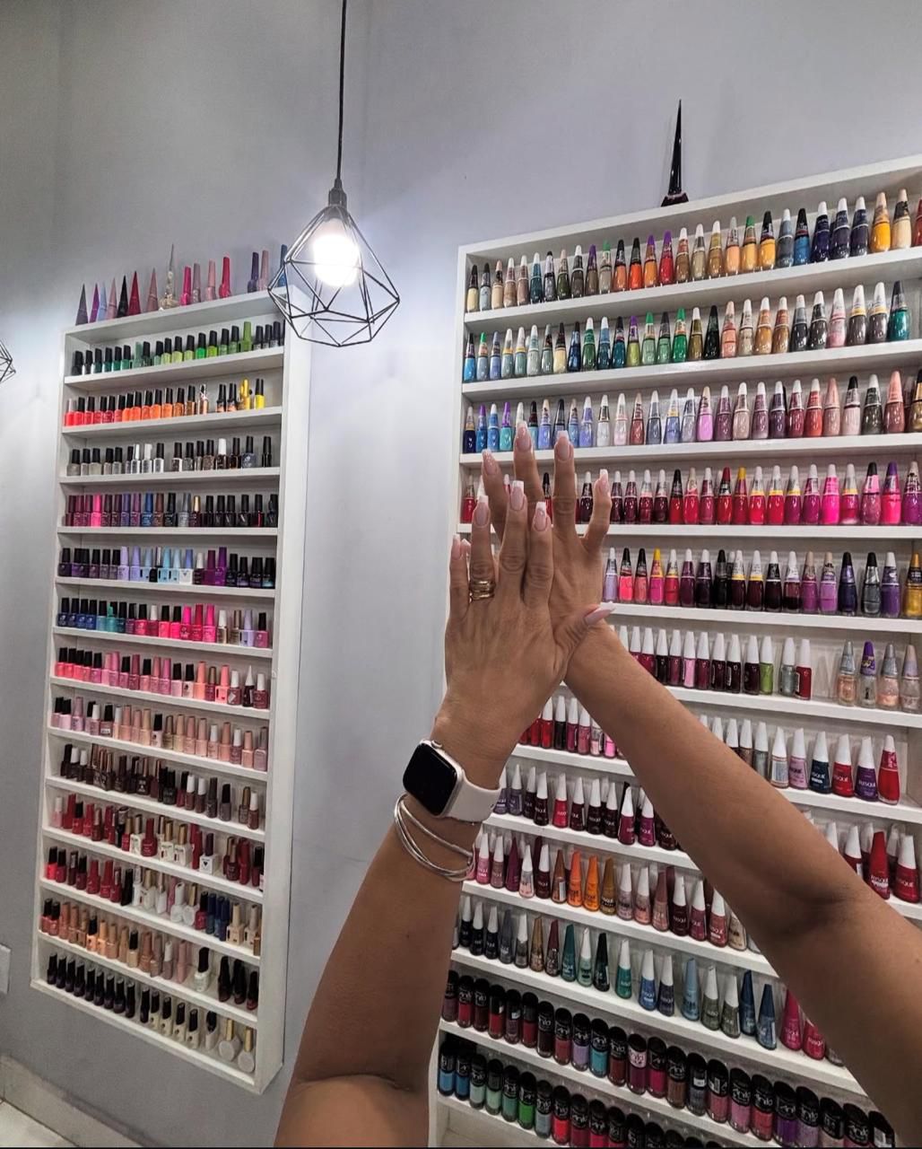 Expositor com várias opções de esmaltes
